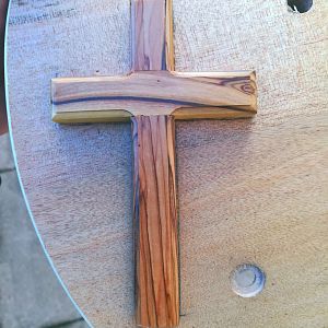 Die Kreuz-Kontur wird mit dem Stecheisen Stück für Stück nachgestemmt und angepasst