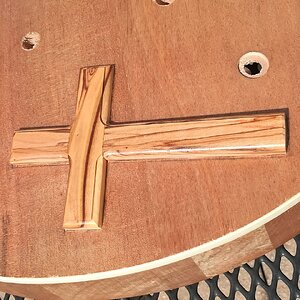 Das Kreuz ist nun in den Korpus eingelassen