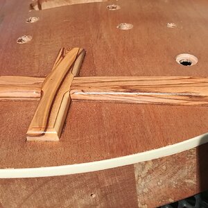 Das Kreuz ist nun in den Korpus eingelassen