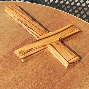 Das Kreuz ist nun in den Korpus eingelassen