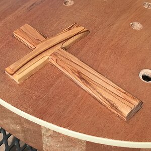 Das Kreuz ist nun in den Korpus eingelassen