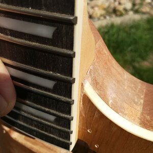 Eingesetzte Ecke an der Halstasche beim Leimen