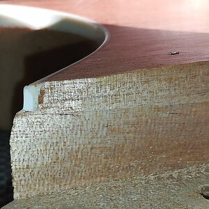 Ausgebrochene Ecke der Halstasche