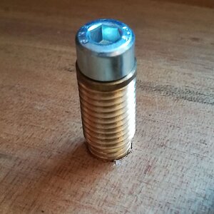 ansetzen der gedrehten 30mm-DiY-Einschraubhülse in Paulus M8 / M12