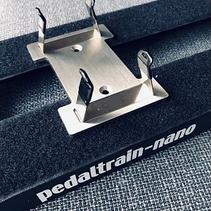 Effektgerät auf Pedalboard ohne Klettband am Effektgerät