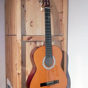 K&M Gitarrenhalter 16220 mit Nylon-Gitarre
