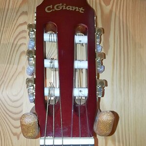 K&M Gitarrenhalter 16220 mit Nylon-Gitarre