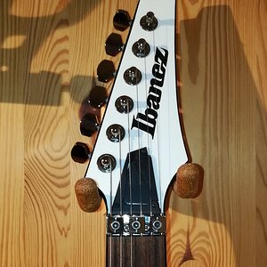 K&M Gitarrenhalter 16220 mit Ibanez-E-Gitarre