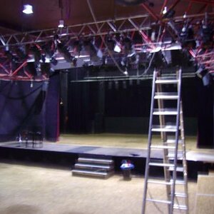 Der Saal bei Raumbeleuchtung, die Truss ist seit ewigkeiten da drin, aber zugelassen und voll Funktionsfäig;)