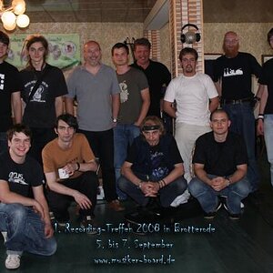 Oben (v.l.n.r) Bob (EP), Tom, Harry, morry, Topo, Thomas, Tonstudio2, Benschi
Unten (v.l.n.r) 4feetsmaller, Haui, Pico, Mika