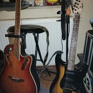 Ovation und Stratocaster