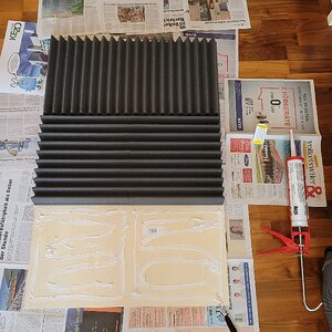 Absorber-Panel Bau: Kunstoff-Quadrate auf Holzplatte verleimen