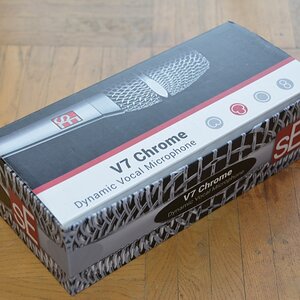 12 V7 Chrome Verpackung.jpg