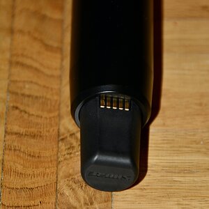 39 SLXD2 Antenne und Ladekontakte.JPG