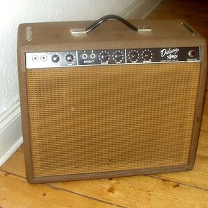 ´62 Fender "brown" Deluxe

20 Watt, 1x12" Speaker

Der rockigste Fender den ich je hatte - oder auch das teuerste Overdrive-Pedal das ich je hatte, denn der Cleansound war nicht so toll  ;)