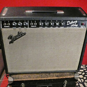 ´67 Fender "Blackface" Deluxe-Amp

20 watt, 1x12" Speaker 

Januar ´67 - einer der allerletzten dieses Modells. 
Der "Deluxe" gehört in seinen verschiedenen Bauformen zu recht zu den beliebtesten Fender-Amps.
Er ist leicht und kompakt, und laut genug für die meisten Anwendungen, aber nicht so laut daß man ihn nicht auch mal ein bißchen aufdrehen kann.
Er liefert einen tollen Cleansound UND einen tollen Overdrive. 
Mein aktueller Hauptamp.