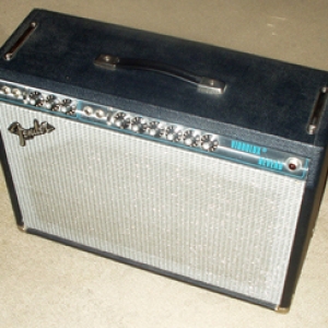 ´77er Fender Vibrolux Reverb

ca. 35 Watt, 2x10" Speaker
 
Toller, lebendiger Cleansound, laut, aber nicht ZU laut - nicht so toll im Overdrive...
Den hätte ich mal lieber behalten sollen ;)