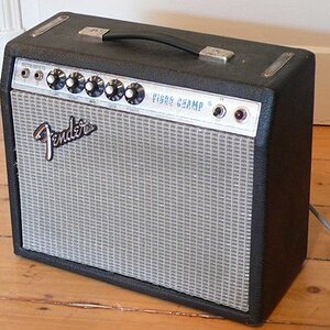 ´75er Fender Vibro-Champ

6 Watt, 1x8" Speaker

Ein schöner Amp für Zuhause und kleine Sessions/Gigs. 
Sehr lebendiger Cleansound und tolles Tremolo/Vibrato. 
Mit ´nem Overdrive-Pedal davor kann er auch richtig rocken.