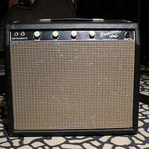 ´64 Fender Princeton - blackface/white knobs

ca. 15 Watt, 1x10" Speaker

Dieser Amp ist ein Übergangsmodell zwischen der braunen und der blackface-Periode.
Er hat schon den blackface-Look, ist aber innen noch ein brauner Princeton (Modell 6G2).
Ein toller kleiner Amp der sowohl Clean als auch verzerrt überzeugt. Er klingt schon leise sehr gut, aber er ist durchaus laut genug für Proben, Sessions und kleine Gigs. Natürlich geht´s clean nur bis zur Mittelstellung und dann zerrt er so langsam an, aber das klingt dann auch richtig fett!