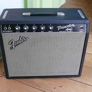 ´66 Fender "blackface" Princeton

ca. 15 Watt, 1x10" Speaker

Dieser Amp hat DEN cleanen Fender-Sound - wenn ihr wisst was ich meine... sweet, sweet, sweet.
Allerdings ist er nicht sehr laut und daher führt er ein ruhiges und behütetes Leben bei mir Zuhause.
Ein toller Amp für Zuhause/Studio wenn man diesen Sound sucht.