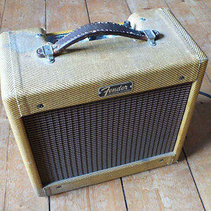 ´61 Fender tweed Champ

ca. 5 Watt, 1x8" Speaker

Alles was ihr über die "narrow panel" Tweed-Amps gehört habt ist wahr.
Der Amp überzeugt sowohl clean (auch ganz leise) als auch übersteuert (ziemlich laut!). Egal welche Gitarre man am Input hat - er ist ganz einfach ein sehr wohlklingendes Stück Musikgeschichte ;)