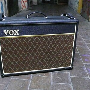 ´07 Vox AC 15

15 Watt, 1x12" Speaker

Ein echtes "Powerhouse" das mit seinen 15 Watt richtig Alarm macht. Er klingt sehr gut - bis auf den Hall.
Eine gute Wahl für alles wo man sich so einen Amp gut vorstellen kann.
Leider ist er für seine Klasse recht groß und schwer - aber das macht vielleicht auch viel von seinem erwachsenen Sound aus.