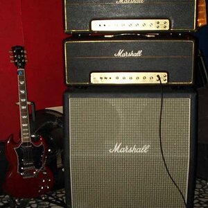 ´72/´75 Marshall 1987

50 Watt "Lead" Heads

Ja, diese Amps hauen richtig rein. Sehr, sehr laut und der absolut klassische "Sound of Rock".
Der 75er war etwas "zahmer" als der 72er.
Die Box ist eine 1960AX mit originalen Greenbacks von ´72.