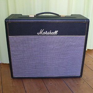 Weber 18watt Clone

ca. 18 Watt, 1x12" Speaker

Diese Amps (Nachbauten eines kurzlebigen Marshall-Modells aus den späten 60ern) erlebten in den letzten Jahren - zu Recht - einen regelrechten Boom. Sie versprechen den klassischen Marshall-Sound bei etwas benutzerfreundlicheren Pegeln - und das liefern sie auch ab! Sie klingen wirklich sehr gut - sind aber nicht besonders vielseitig. Sie verzerren recht früh und machen eigentlich nur einen Sound - den aber richtig gut.