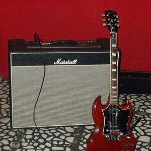 90´s Marshall "Bluesbreaker"-Reissue

ca. 30 Watt, 2x12" Speaker

Eine Wiederauflage des Amps mit dem Eric Clapton um ´66 Musikgeschichte geschrieben (eher gespielt) hat. 
Auf dem Amp steht "50 Watt Tremolo", aber eigentlich ist es ein JTM 45 im Combo-Format mit 2 Celestion "Greenbacks" und zusätzlichem Tremolo-Effekt (leider weitgehend unbrauchbar...). 
Kritiker sagen der Amp wäre zu weit vom original entfernt und überhaupt müsste man ihn erst mal komplett neu aufbauen damit er gut klingt.
Ich war aber auch so immer sehr zufrieden. Er klingt toll - aber er wiegt eine halbe Tonne...