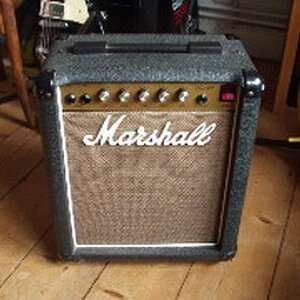 80´s Marshall "Lead 12"

ca. 12 Watt, 1x10" Speaker

Ein cooler kleiner Transistorcombo aus der JCM800-Era mit erstaunlich gutem Sound.
Volume, Gain, Treble, Middle, Bass und sogar ein Line-Out.
Den Amp gab´s auch als Topteil mit 2 passenden kleinen Boxen.
Geht meist für unter 100,- E. und lohnt die Anschaffung wenn man mal ein bißchen klassischen Marshallsound braucht ;)