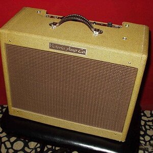 90´s Victoria 20112 (Tweed Deluxe Clone)

ca. 20 Watt, 1x12" Speaker

Die Amps von Victoria haben in den USA den Ruf zu den besten Nachbauten der Fender Tweed Amps zu gehören und irgendwann hatte ich auch die Gelegenheit eines der beliebtesten Modelle zu ergattern - den Tweed Deluxe.
Diese Amps haben inzwischen "Legendenstatus" und gut erhaltene Originale aus den 50ern gehen teilweise für über $4000 den Besitzer.
Leider hatte ich noch nie die Gelegenheit ein Original zu spielen...
Der Victoria war zweifellos ein sehr schöner Amp der mich aber klanglich nie so richtig überzeugen konnte...
Ich habe kürzlich einen der neueren Fender Reissues gespielt und ich fand, daß der erheblich besser klang.