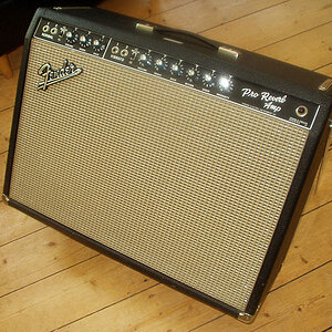 ´65 Fender Pro Reverb

ca. 40 Watt, 2x12" Speaker

Ein Sammler-Traum. Der cleanste Fender-Amp den ich je hatte - aber leider auch klanglich zu "clean" für meinen Geschmack. Man konnte Berge von Overdrive-Pedalen davorschalten und er klang immer noch total aufgeräumt und edel - aber WAS für ein Cleansound.
Ich habe ihn verkauft weil er einfach zu groß, schwer und clean für mich war.
Zwischenzeitlich habe ich dann sogar einen zweiten gefunden und gekauft, aber auch der ist wieder weg - aus den gleichen Gründen ;)
Tja, manchmal vermisse ich ihn noch...