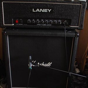 Das ganze Halfstack mit Marshall Box aus den 90ern. 

AKG Mikro davor ;)