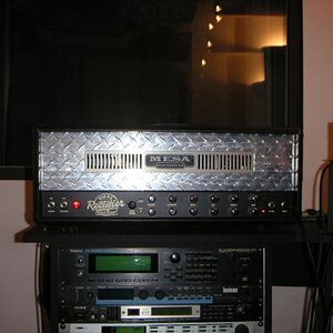 Mein Mesa (im Studio)
vor langer zeit gabs den dual mit zwei Kanälen,
meiner wurde etwas umgestaltet...
Soundtechnisch und Funktionell...
