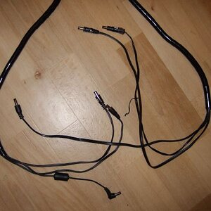 viele Stromkabel sind mit Spiralschläuchen zusammengefasst, so die 3 Kabel für Boss VF1, GEM RP-X und Mischpult sowie die 3 Kabel für Voce V5, Ventilator und Orgelkeyboard