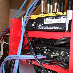 Für GEM RP-X, Boss VF1 und Mischpult habe ich ein Halfspace-Rack aus Holz gezimmert. So kann ich für den Transport viele Kabel gleich drin lassen und die Geräte bequemer bedienen

Das VF1 habe ich von unten mit ner Schraube festgeschraubt, für das RP-X habe ich aus nem Flachband aus dem Baumarkt eine U-Halterung gebogen, diese zur Kratzervermeidung mit Panzertape verkleidet, und dann am RP-X und am Rack festgeschraubt. Das RP-X berührt jedoch mit seinen Gummifüschen auch das VF1.

Das Mischpult liegt nur lose drin, liesse sich aber auch festschrauben wenn ich entsprechende Winkel bastele. Dann passt das ganze jedoch nicht mehr in den Alu-Transportkoffer...