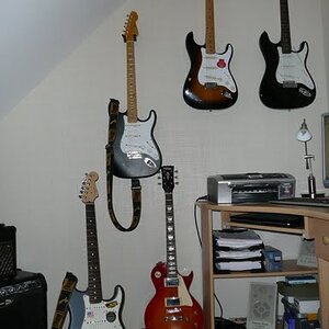 Übungsecke neu - schwarze Vintage Strat an der Wand ist verkauft - die cherry-sunburst LP auch...