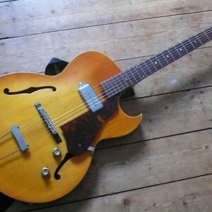 Gibson ES 125 TC, Bj. ´66/´67

Eine ES 125 von ´66/´67 in weitesgehendem Original-Zustand. 
Eine sehr schöne, sehr leichte Gitarre die sich fast wie von selbst spielt.

Eigentlich sicher als Low-Budget Jazz-Modell konzipiert, hat sie sich auch in der Hand von Blues- und Rockgitarristen einen guten Namen gemacht.
Zu den bekanntesten Nutzern dieses Modells gehören wohl George Thorogood und Marc Ribot.

Ich benutze sie auch durchaus nicht für Jazz, sondern für unnachahmlich räumliche Cleansounds sowie richtig fetzige Rocksounds - P90 sei Dank ;)