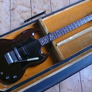 Gibson SG Junior, Bj ´69

Hey, diese Gitarre war nur geliehen, aber ich wollte sie euch dennoch nicht vorenthalten.
Mit dem einzelnen P90 am Steg kann man schon unglaublich fette Rocksounds erzeugen, und das Vibrola lag mir richtig gut in der Hand - aber mir fehlte bei ihr ein bißchen "zing" obenrum... war insgesamt eher mittig.