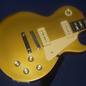 Gibson Les Paul "Goldtop", Bj. ´68

Gibsons erstes "Reissue"-Modell.
Nachdem die Les Paul-Produktion für einige Jahre eingestellt worden war, brachte Gibson 1968 wieder zwei Modelle auf den Markt.
Die "Standard" mit 2 P90 Pickups, und die "Custom" mit 2 Humbuckern.
Meine ist refinished und hatte auch sonst ein schweres Leben - aber immer noch ein tolles Teil!