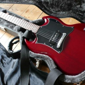 Gibson SG Junior

Sehr schöne kompromisslose Gitarre mit tollem tiefen Rotton.
Meine Les Paul Junior klang aber besser...