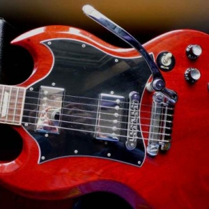Gibson SG Standard, Bj ´05

"Bone-Stock" - bis auf das Les Trem (brauch´ich einfach).
Wird sehr gern und oft gespielt. Ich will immer mal schönere Fotos machen - aber sie ist immer im Proberaum ;)
