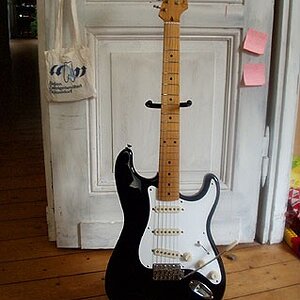 50´s Reissue Strat - Made in Japan

Vermutlich aus den 80er Jahren - war OK, aber nix Besonderes.