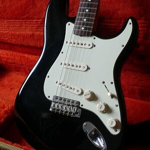 American Vintage ´62 Strat

Ein feines Teil - war mir allerdings ein bißchen zu "fein"...
Man (ich) konnte irgendwie nicht richtig rocken mit ihr.

Aber sehr leicht, und ein sehr schöner (schlanker) Hals - manchmal vermisse ich sie noch...