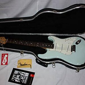 American Series Strat

Meine neueste Strat - Bj. 2003.
Fender bewarb diese neue Serie zu Beginn des Jahrtausends mit den Worten "a better playing, better sounding guitar" - und dem hab´ ich (fast) nichts hinzuzufügen...

Ich habe sie am Abend nach dem Kauf direkt auf einer Aufnahme gespielt und war begeistert von ihrem Sound - und ihrer Bespielbarkeit ;)