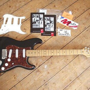 Old Standby

Meine erste Strat - eine ´95er American Standard.
Sicher nicht die beste Strat die ich bisher hatte/gespielt habe - aber ein gutes, zuverlässiges "Arbeitstier".