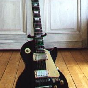 Gibson Les Paul Studio, Bj. ´94

Eine gut-klingende Gitarre, aber ich bin nie so richtig mit ihr warm geworden...
Mit seltenem Ebenholzgriffbrett und schwer wie ein Stein ;)