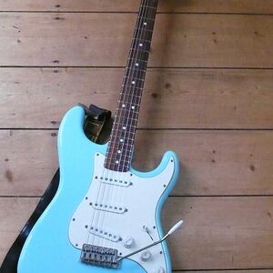 ´81 Stratocaster

Eine der letzten "klassischen" Strats bevor Fender die US-Produktion zeitweise einstellte.
Diese Gitarre gehört meinem besten Freund der sie damals zu seinem 18. Geburtstag bekommen hat.
Sie ist schwer - sehr schwer für eine Strat - aber sie klingt sehr gut und der Hals ist ein Traum!
Bis auf die Farbe und die Plastikparts ist alles an der Gitarre original.