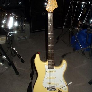 70´s Reissue Strat, Made in Japan

Diese Gitarre hatte ich nur gekauft weil sie so billig war, und ich habe sie auch gleich - mit moderatem Gewinn - wieder verkauft...
Ich hätte sie aber besser behalten sollen, denn sie klang fantastisch!