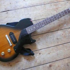 ´09 Gibson Les Paul Junior (Satin Vintage)

Low-Budget - und das sieht man auch...
aber sie klingt total klasse!